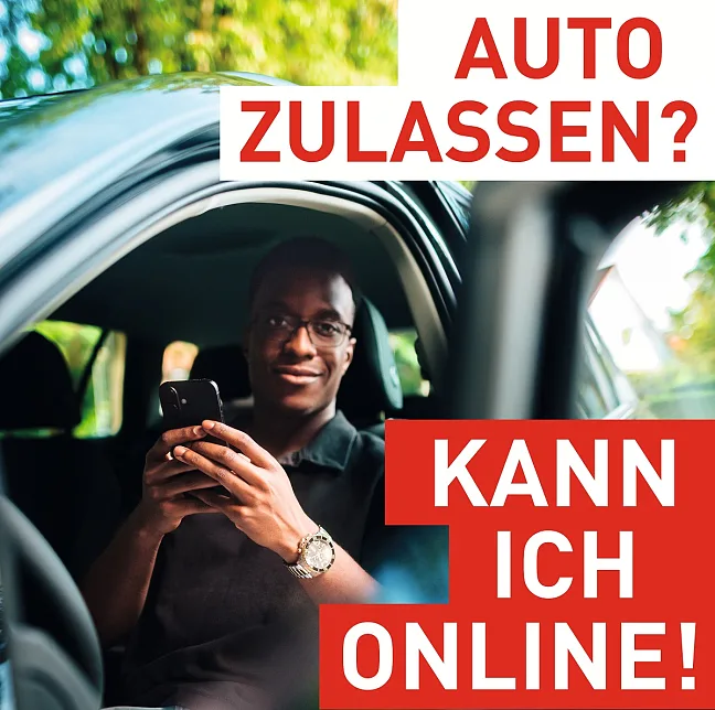 Eine Person im Auto mit einem Smartphone in der Hand